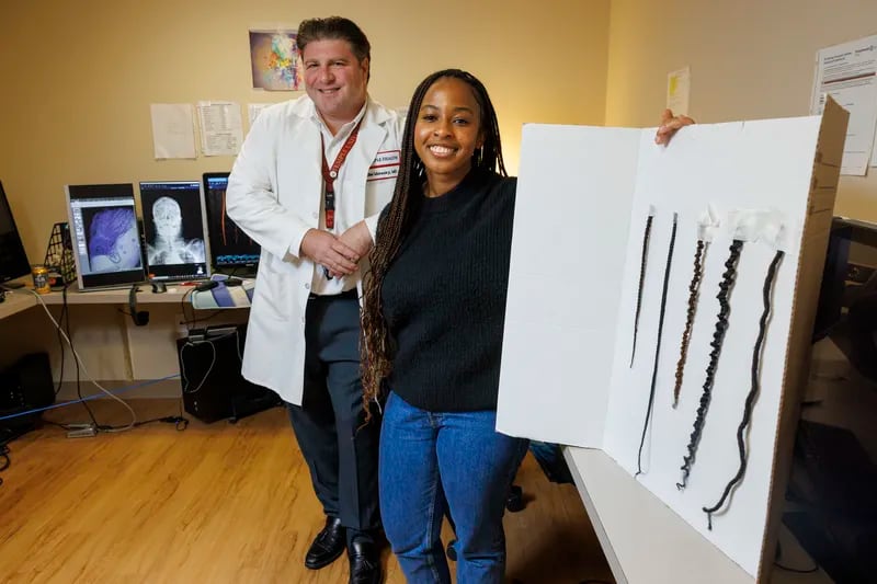 一名坦普尔医学院的学生和放射科医生正在寻求教内科医生解读黑人辫子病人的x光片, l