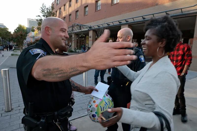 10年后，西费城的一个孩子见到了帮助接生她的警察