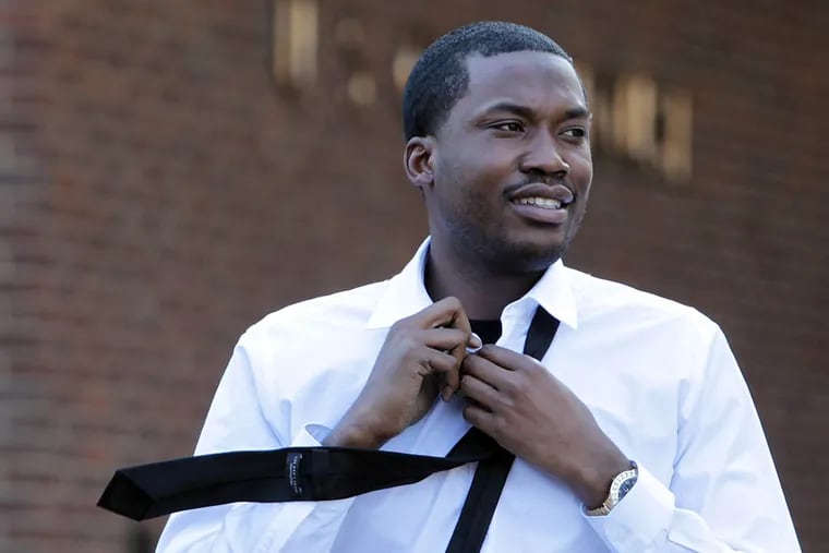 Meek Mills takes of his tie as he leaves federal court after the verdict went against him in Philadelphia on May 1, 2014.
( DAVID MAIALETTI / Staff Photographer )