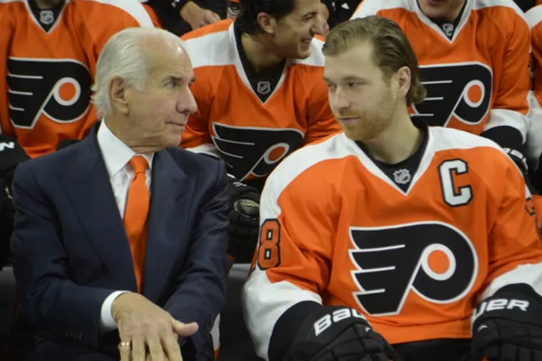 Flyers chairman Ed Snider sits alongside captain Claude Giroux as the team photo is taken. (Zack Hill/Flyers)