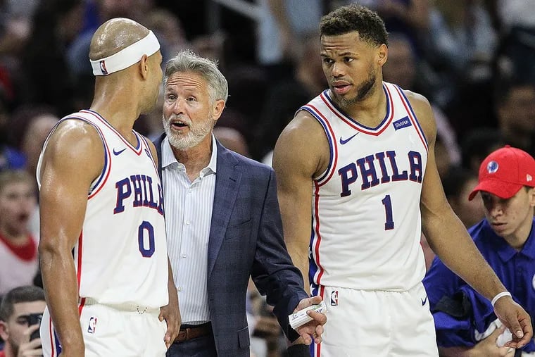 Sixers head coach Brett Brown chats with Jerryd Bayless (0) and Justin Anderson (1) during a break in the action against the Celtics.