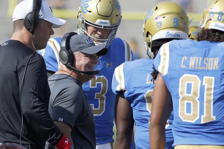 UCLA head coach Chip Kelly talks to his players during a timeout in the second quarter against Cincinnati at the Rose Bowl in Pasadena, Calif., on Saturday, Sept. 1, 2018. Cincinnati won, 26-17. (Luis Sinco/Los Angeles Times/TNS)