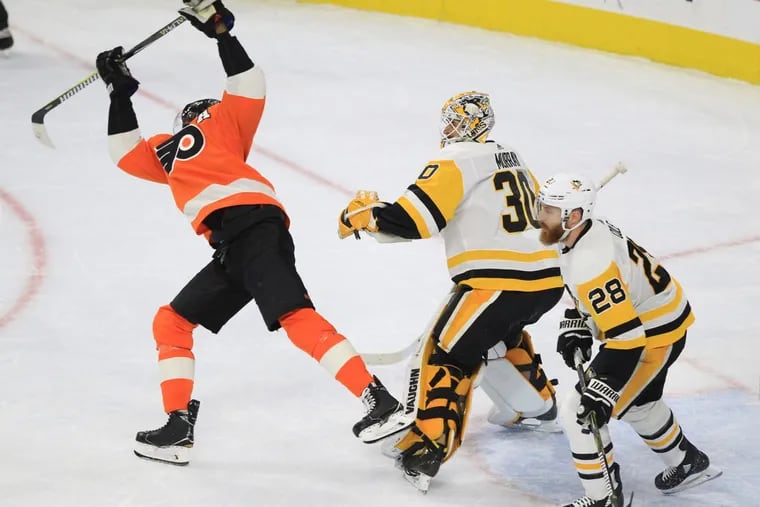 Flyers winger Wayne Simmonds, left, gettings tangled up with Penguins goalie Matt Murray during a game this season. The bitter rivals will open their playoff series Wednesday in Pittsburgh.