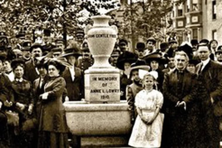 Animal-lovers with the fountain, on the day of its dedication in 1910.