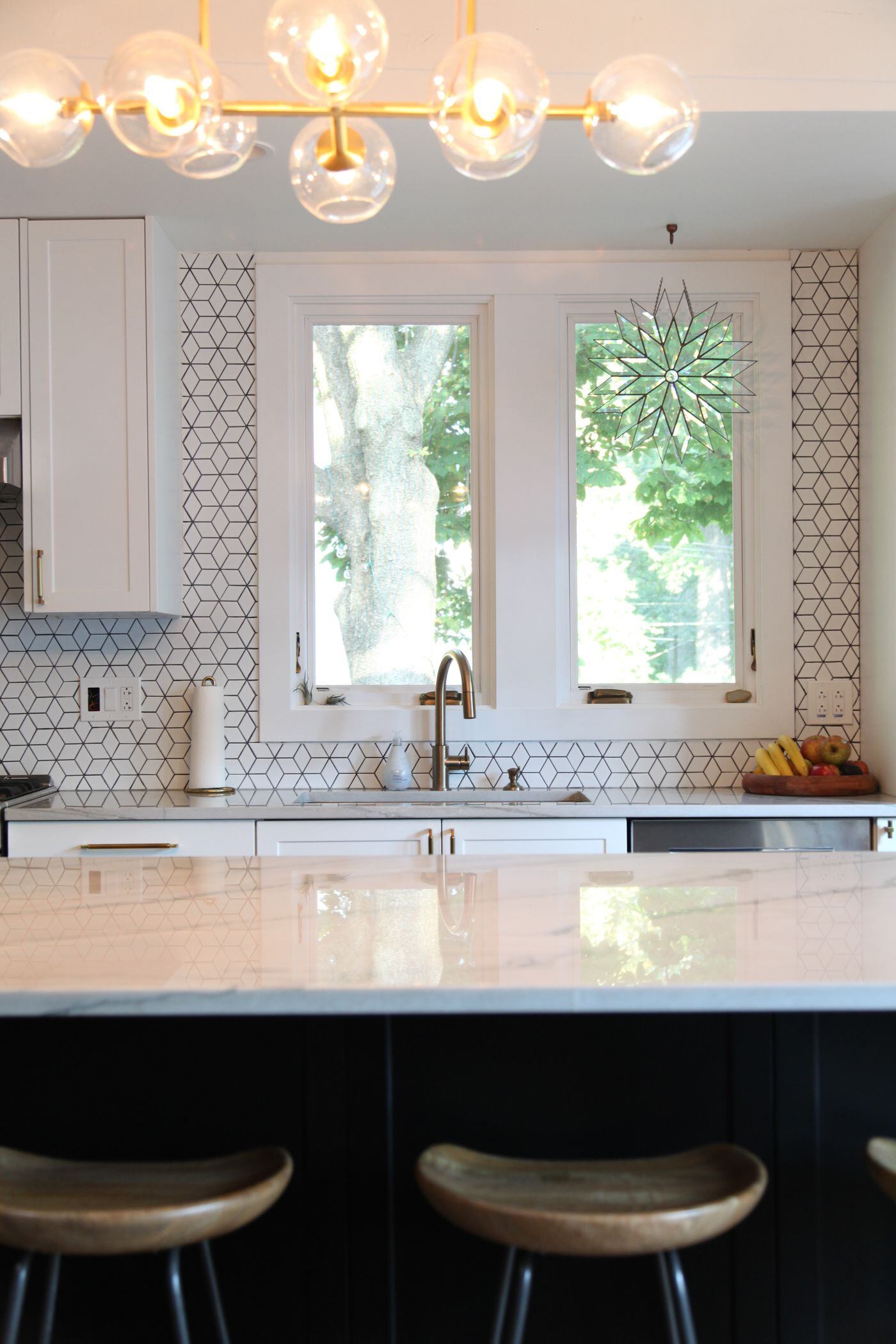 How Kitchen Backsplashes And Bathroom Tile Can Make An Artistic Statement
