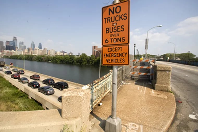 The South Street Bridge, with its view of the Schuylkill River and traffic on the Schuylkill Expressway, closes today for reconstruction. (Ed Hille / Staff Photographer)