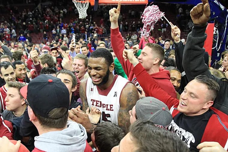 Temple's Jaylen Bond is swarmed by Temple students. (Charles Fox/Staff Photographer)
