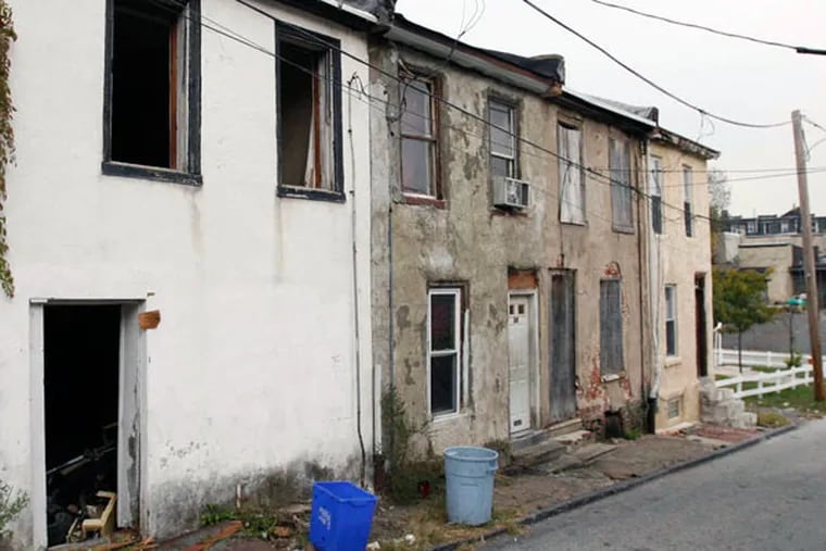Abandoned row homes in the city's Germantown section. (ALEJANDRO A. ALVAREZ/Staff Photographer)