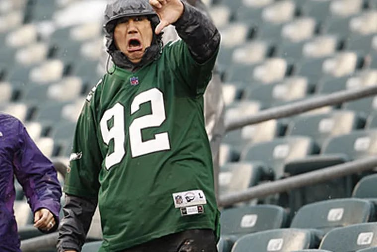 An Eagles fan yells at head coach Andy Reid after the Eagles' loss to the Falcons. (Ron Cortes/Staff Photographer)