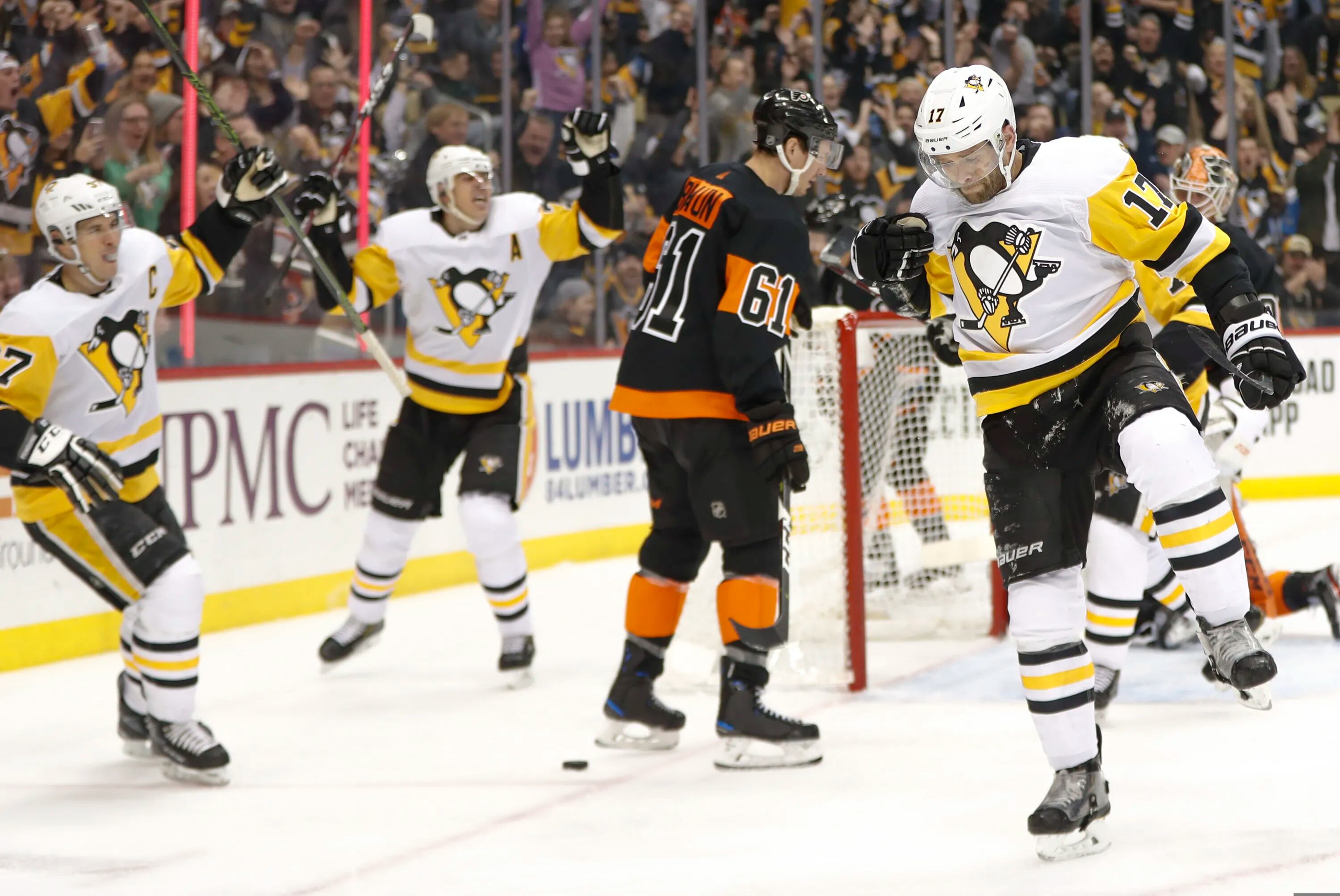 Crosby scores 34th, Penguins top Flyers 4-2 at Heinz Field
