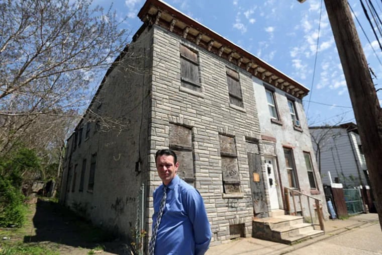 Patrick Duff in front of the house where Martin Luther King Jr. apparently rented a room in Camden. ( DAVID SWANSON / Staff Photographer )