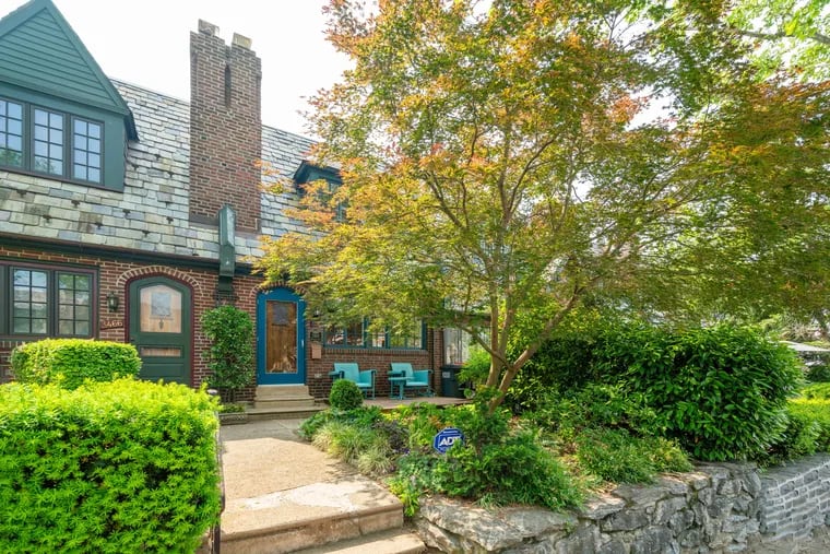 The house is close to the Schuylkill River, transportation to Center City including Regional Rail, and the restaurants and shops of East Falls.