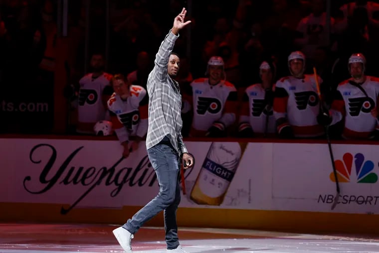 Former Flyer Wayne Simmonds waves to fans after dropping the ceremonial opening puck before the Flyers take on the New Jersey Devils on Saturday.