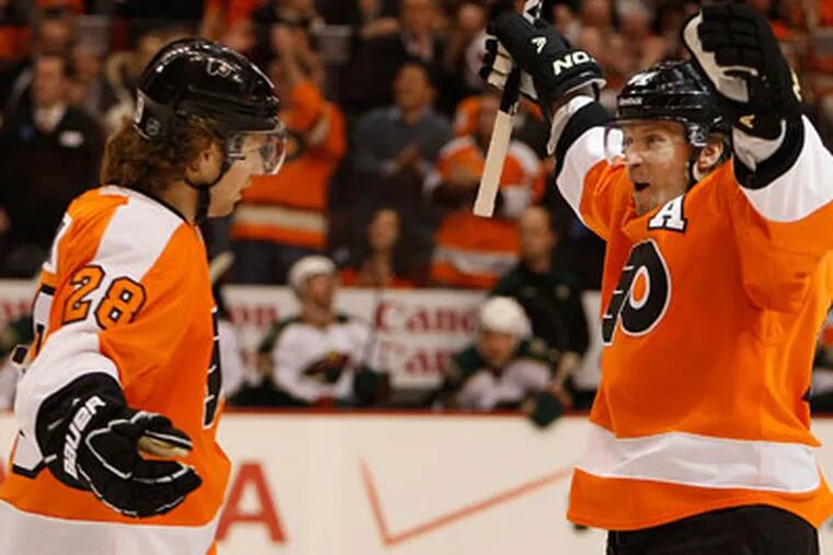 Kimmo Timonen celebrates with Claude Giroux after his
first period goal. (Ron Cortes / Staff Photographer)