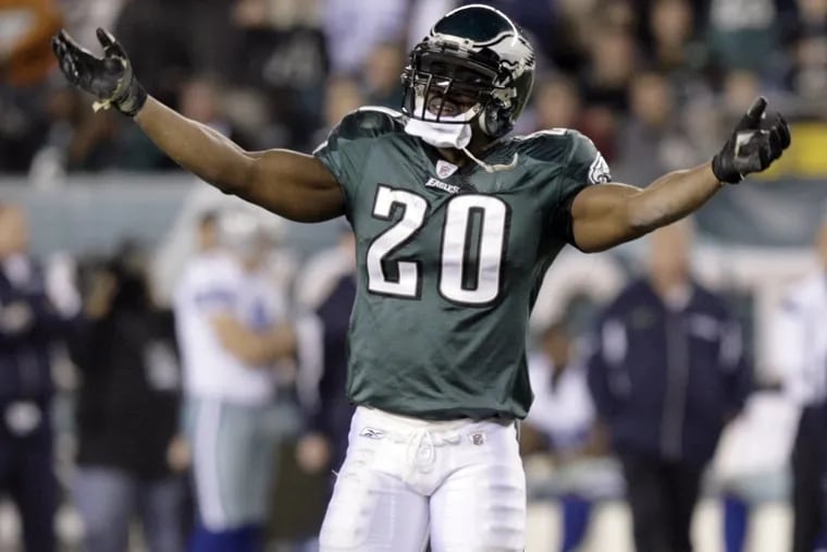 Eagles’ great Brian Dawkins raises his arms in the third quarter against the Dallas Cowboys on Sunday, December 28, 2008.