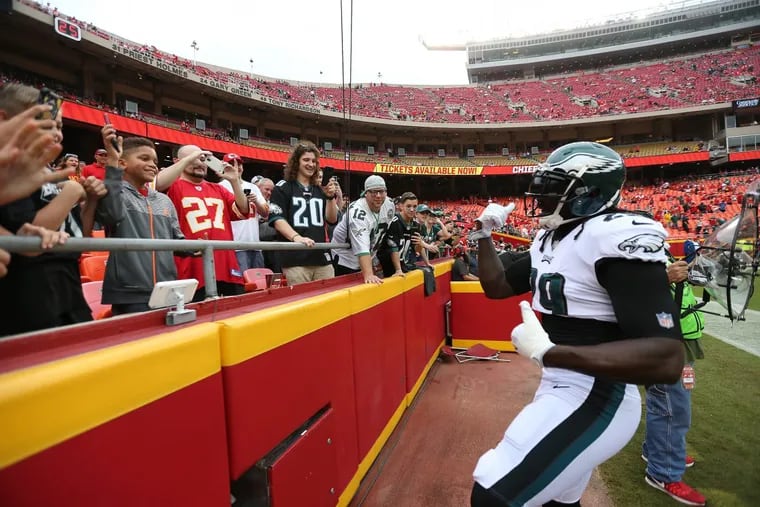Eagles’ LeGarrette Blount dances for the fans in the end zone before the Philadelphia Eagles play at Kansas City