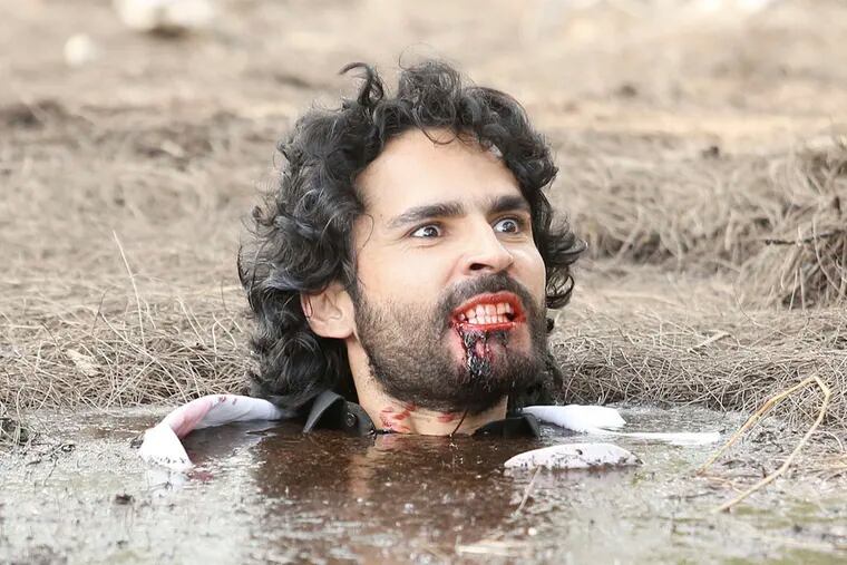 Character Leonardo (played by Fabian Rios), in the just-concluded Tierra de Reyes, stumbles into a pit of quicksand. He slowly sinks, laughing maniacally. (Photo: Rolando Fernandez)