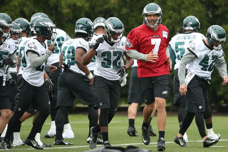 Sam Bradford leads Eagles during a drill at Tuesday's OTA.