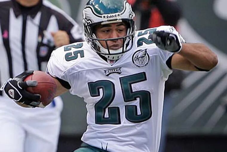 Former Eagles RB Reno Mahe has been charged with second-degree felony theft. (Ron Cortes/Staff file photo)