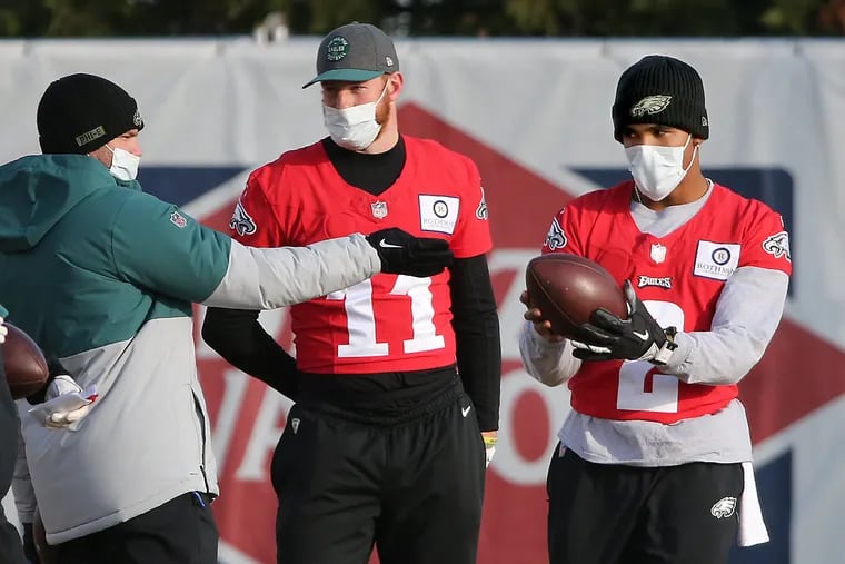 Carson Wentz (center) and Jalen Hurts (right) prepare for the Packers at Wednesday's practice.