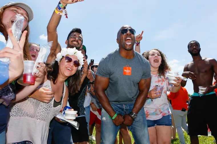 Terry Crews surprises campers with Panera bacon mac n cheese at Firefly on Saturday, June 16.