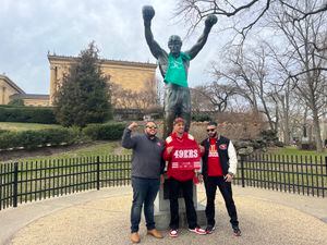 49ers fans hang team shirt on Rocky Balboa statue in Philadelphia - ESPN