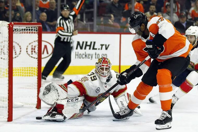 Wayne Simmonds  scores against Florida Panthers goalie Michael Hutchinson during the Flyers' five-goal second period Tuesday.