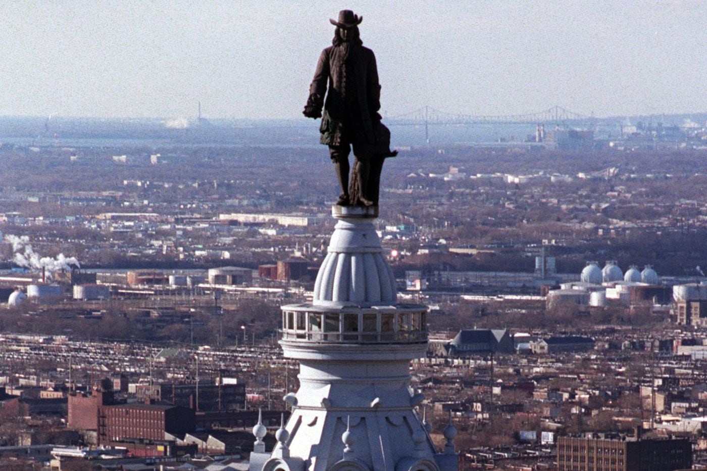Пенний. Статуя Уильяма Пенна. Статуя Уильяма Пенна в Филадельфии. Вильям Пенн статуя. Статуя на крыше в Филадельфии.