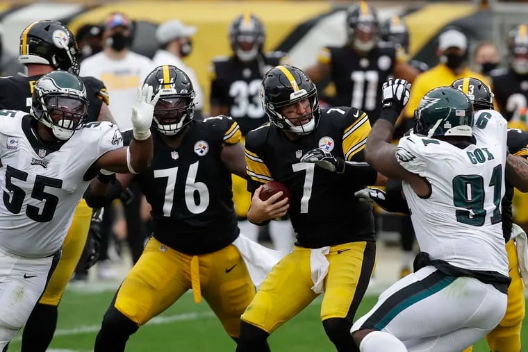 Eagles defensive linemen Brandon Graham (55) and Fletcher Cox (91) go after Pittsburgh Steelers quarterback Ben Roethlisberger on Oct. 11. Both players have been selected to the Pro Bowl, the NFL announced Monday.