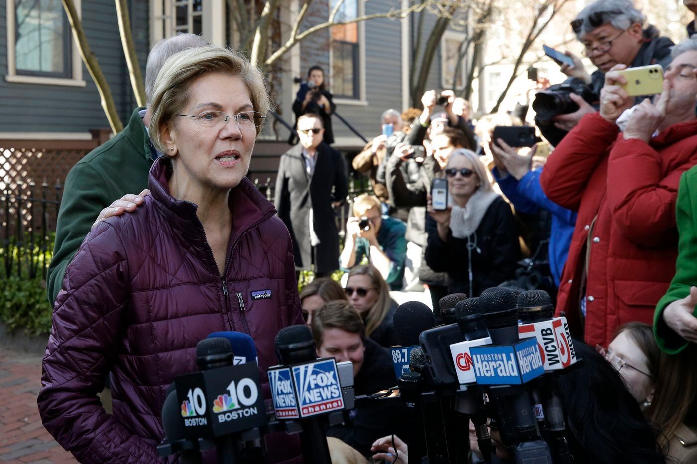  Elizabeth Warren ends presidential bid