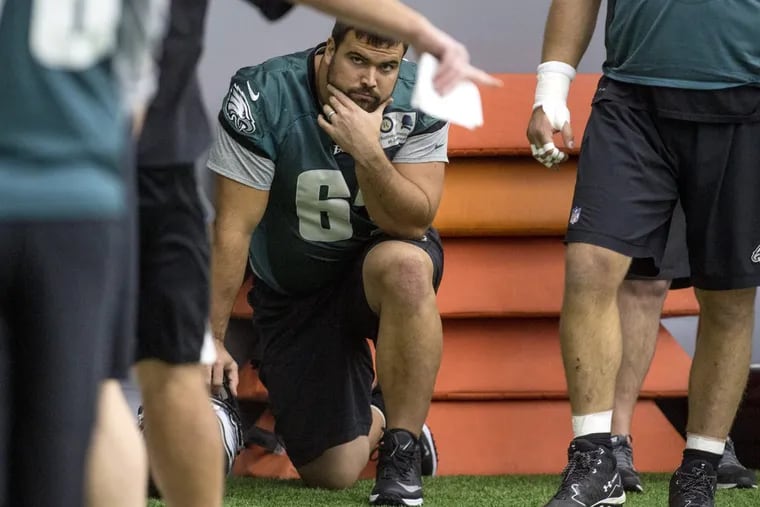 Philadelphia Eagles left guard Stefen Wisniewski suffered a sprained ankle during the first half of last Sunday’s victory at the Los Angeles Rams.