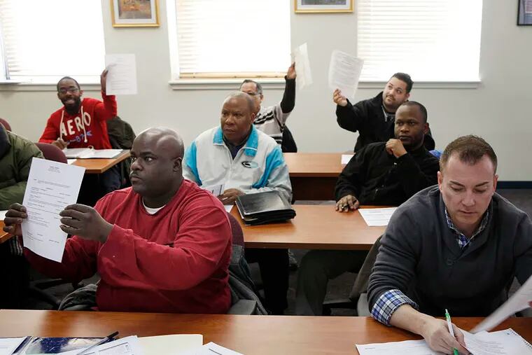 Job-seekers at a resumé class at CareerLink in Philadelphia. The agency is being reorganized from two services that had similar roles. (MICHAEL S. WIRTZ / File Photograph)