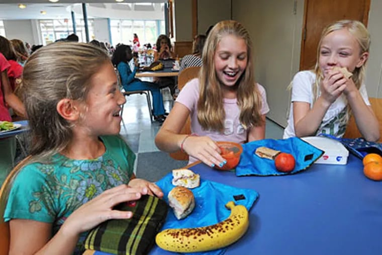 Chestnut Hill’s Springside School is trying to make lunchtime greener. Fourth graders Paige Aloise (left), Meredith Bernstein, and Cayla McElwee bring reusable sandwich wraps and containers. (SHARON GEKOSKI-KIMMEL / Staff Photographer)