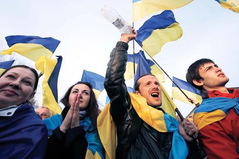 Pro-Kiev protesters shout slogans and wave Ukranian flags during a rally in Donetsk, in eastern Ukraine April 17, 2014. A deal aimed at stabilising Ukraine that was agreed with the top Russian, European Union and U.S. diplomats on Thursday will be a test for Russia and must start being implemented within days, Ukrainian Foreign Minister Andriy Deshchytsia said.  REUTERS/Marko Djurica (UKRAINE - Tags: POLITICS CIVIL UNREST)