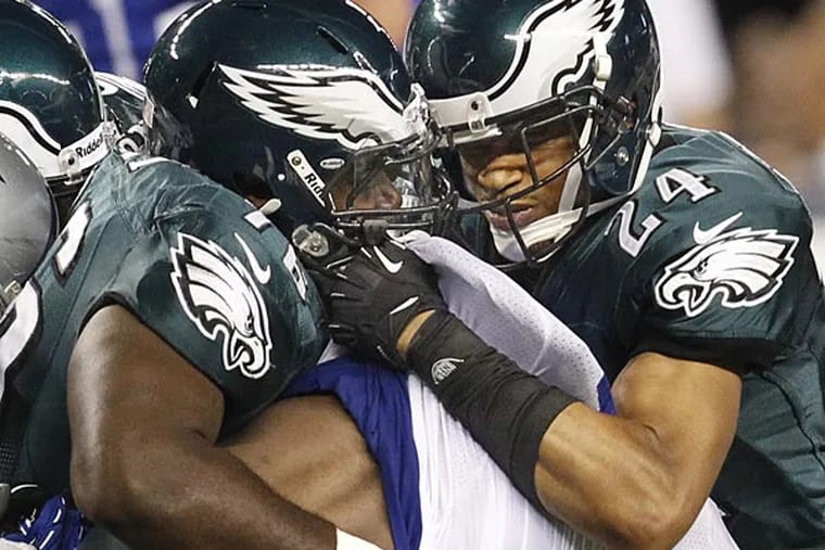 Eagles Nnamdi Asomugha and Philip Hunt stop stop DeMarco Murray. (Ron Cortes/Staff Photographer)