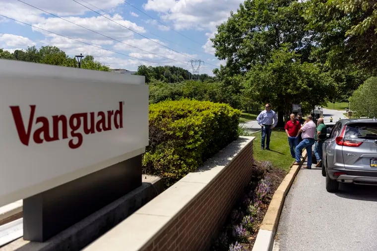 Investment giant Vanguard Group is trying to get more of its customers to embrace online banking.