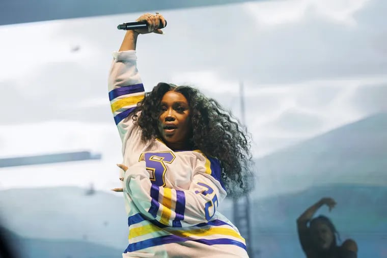 SZA performs at the United Center in Chicago on Wednesday, Feb. 22, 2023. Her Wells Fargo Center concert scheduled for Thursday night in South Philly has been postponed.  (Armando L. Sanchez/Chicago Tribune/TNS)