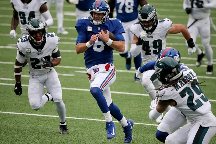 Giants quarterback Daniel Jones runs 34 yards for a touchdown, sprinting past several Eagles on his way, during New York's 27-17 victory Sunday.