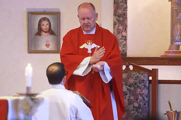 The Rev. Mark Kunigonis celebrates Mass at the Church of the Holy Spirit for the last time. (David Swanson/Staff)