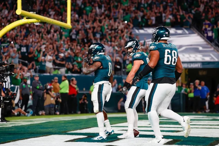Touchdown celebration by Eagles' D'Andre Swift is a Philly thing. Of  course, it is.