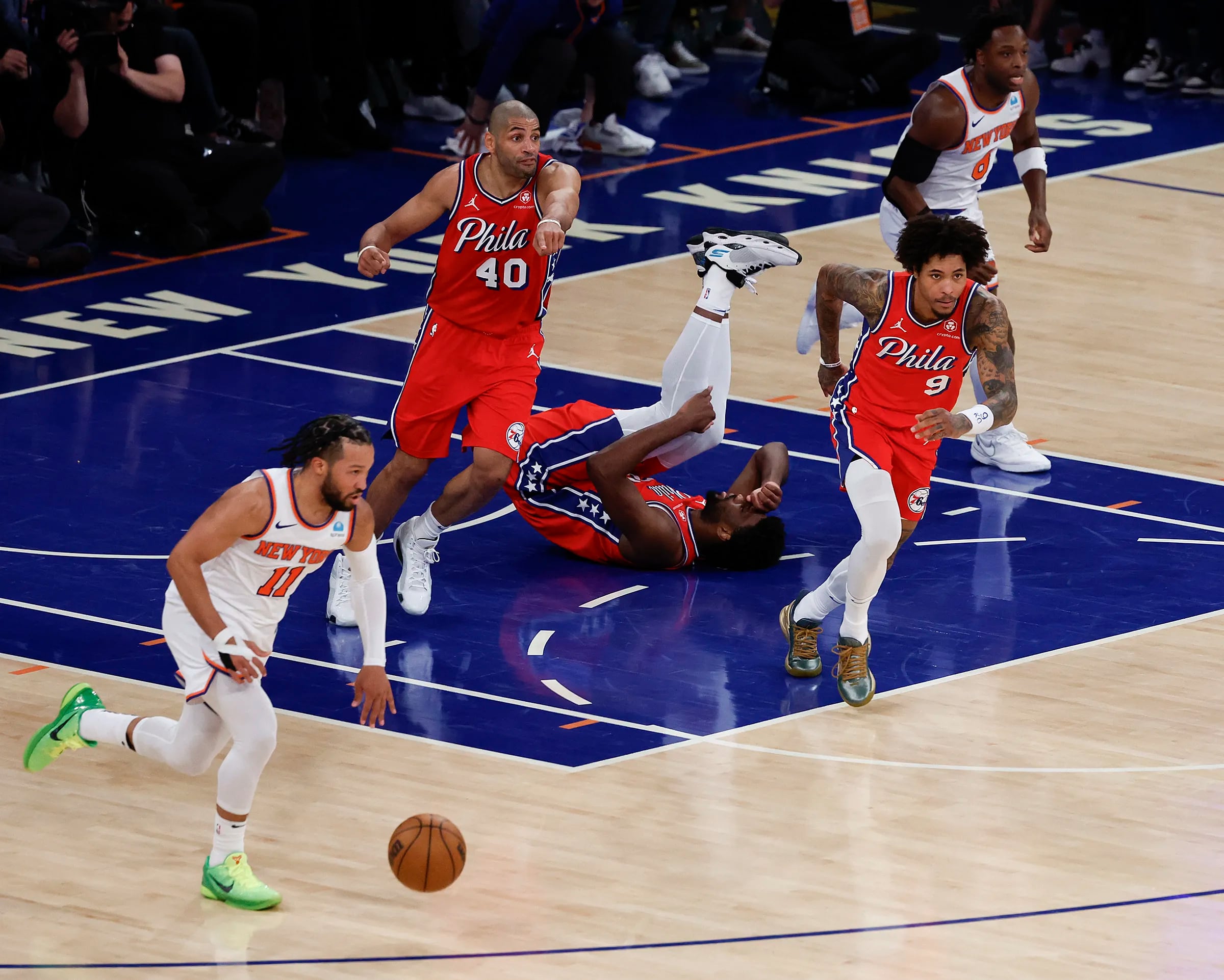 Momento da lesão de Joel Embiid contra o New York Knicks (Foto:  Yong Kim)