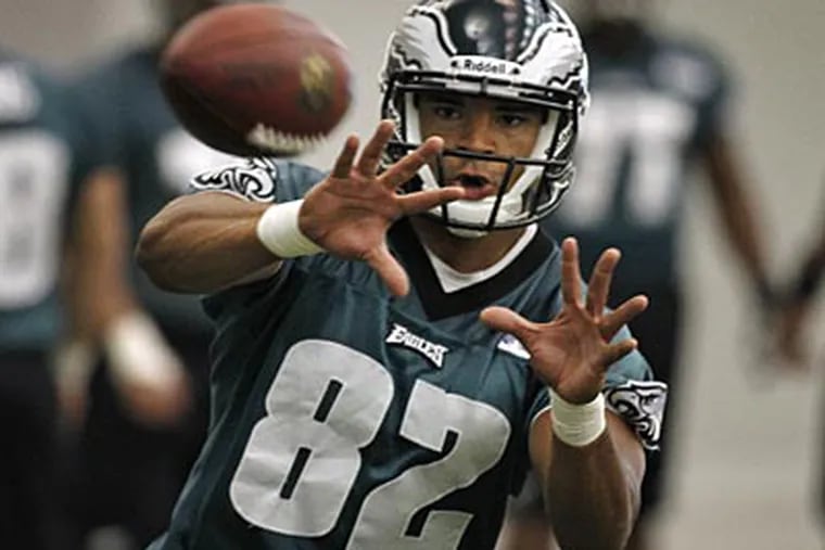 "There's a lot of room to work inside there," Eagles tight end Clay Harbor said. (Alejandro A. Alvarez/Staff Photographer)