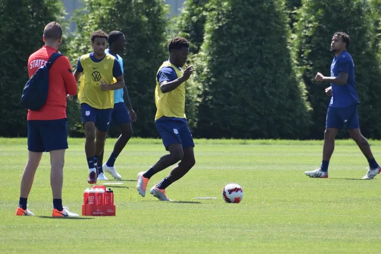 Yunus Musah (center) working out at a U.S. men's soccer team practice session in suburban Cincinnati on May 30.