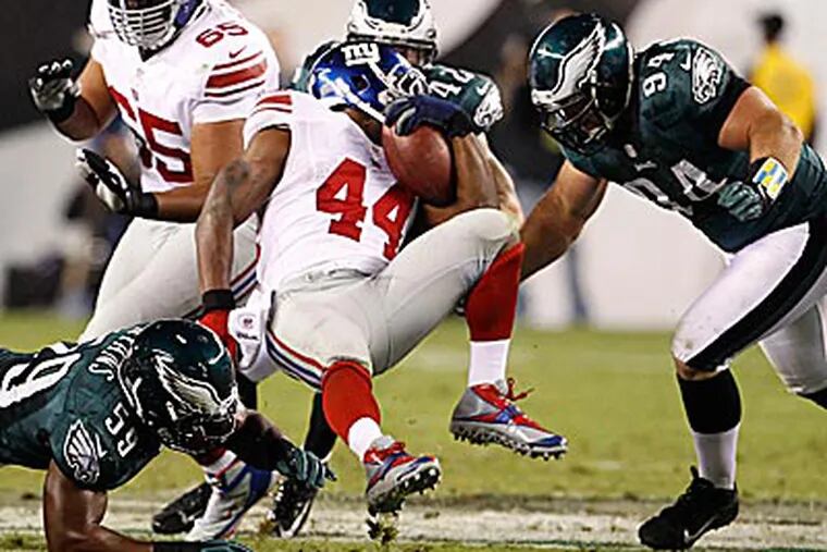 Eagles linebacker DeMeco Ryans tackles Giants running back Ahmad Bradshaw. (Ron Cortes/Staff Photographer)