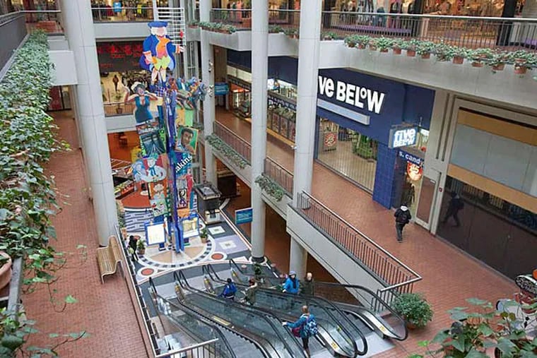 The Gallery in Center City, considered a cutting-edge shopping center three decades ago, has a vibrant concourse area, but its upper floors have many vacancies and little foot traffic. (Ed Hille/Staff)