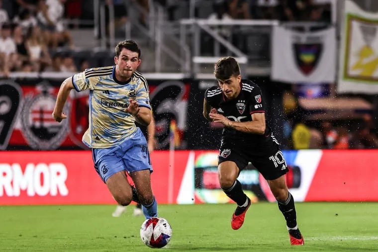 Leon Flach (left) chases after a loose ball next to D.C. United's Gabriel Pirani.