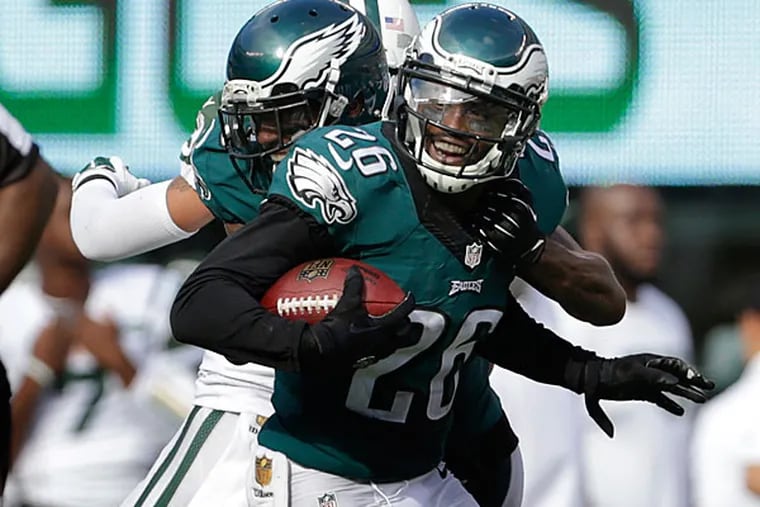 Philadelphia Eagles strong safety Walter Thurmond (26) celebrates with
teammates after intercepting a pass against the New York Jets during
the fourth quarter of an NFL football game, Sunday, Sept. 27, 2015, in
East Rutherford, N.J.