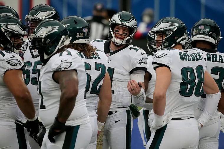 Eagles quarterback Carson Wentz (center) huddles with teammates in the second quarter against the Giants on Nov. 15.