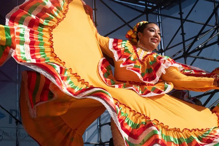 Bailarina de ballet folklórico en el festival de la indepedencia mexicana 2018.