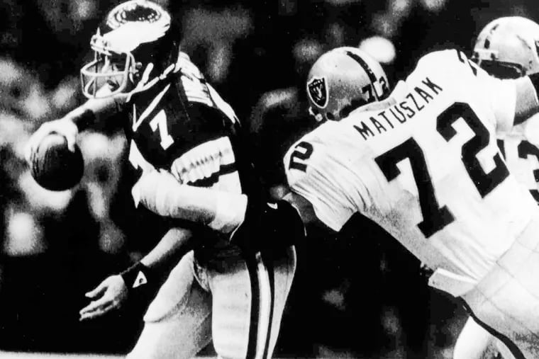 Philadelphia Eagles quarterback Ron Jaworski scrambles away from Oakland Raiders defensive end John Matuszak in the first half of Super Bowl XV in New Orleans, Jan. 25, 1981.